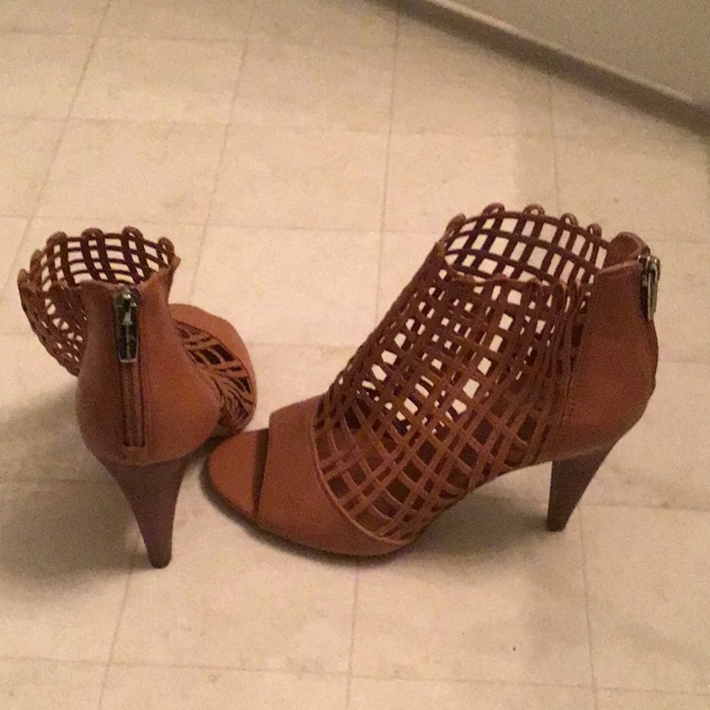 VINCE CAMUTO STRAPPY PEEP-TOE HEELS S7 summer!
